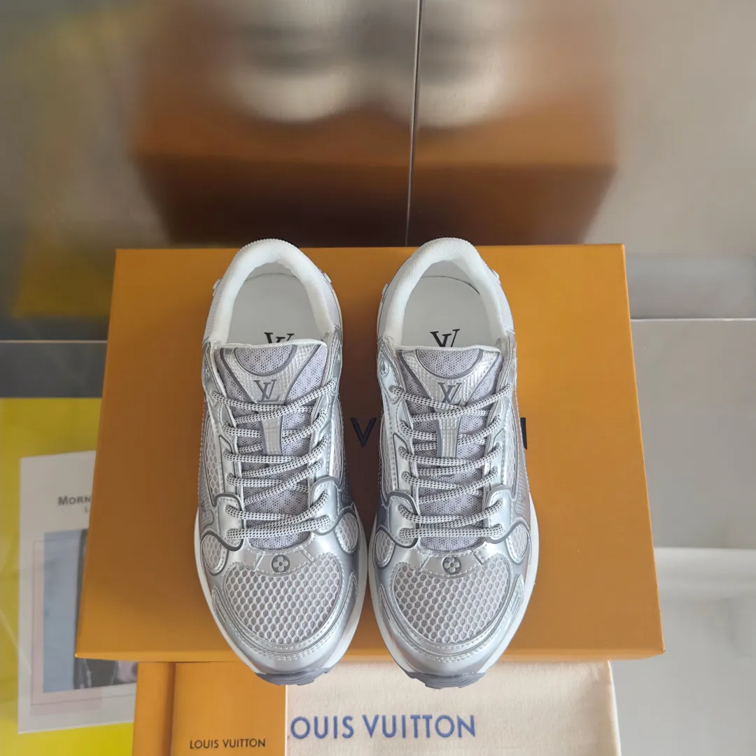 Top version: Couple model 640💰 LV Louis Vuitton L House Donkey Brand Latest Olympia Series Couple Model Silver Horn King Casual Sports Shoes Running Shoes This LV Olympia sports shoe combines mesh fabric and metallic synthetic leather and other technical fabrics to reinterpret the classic running shoe design with a neat and simple design. Lightweight EVA outsole provides a stretchy fit. Rich details such as Monogram embossing and LV letters establish recognition. Exquisite packaging at the delivery counter🛍📦 ▪️Fabric: original imported technical fabric + mesh ▪️Inner lining: original customized breathable mesh ▪️Sole: original molded rubber foam material ▪️Sole thickness: 3.5CM ▪️Size: women's 35-40 / men's 39-44